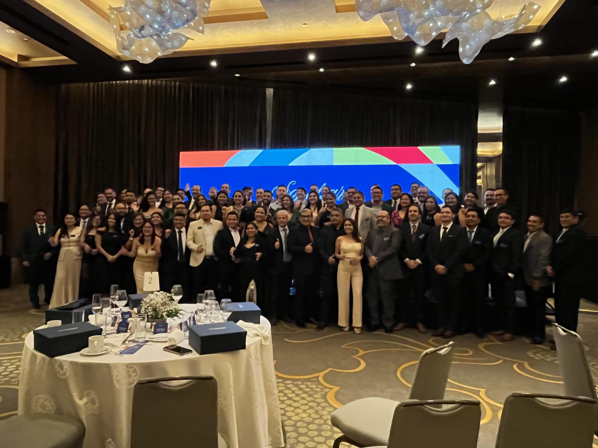 Evento corporativo con pantalla LED