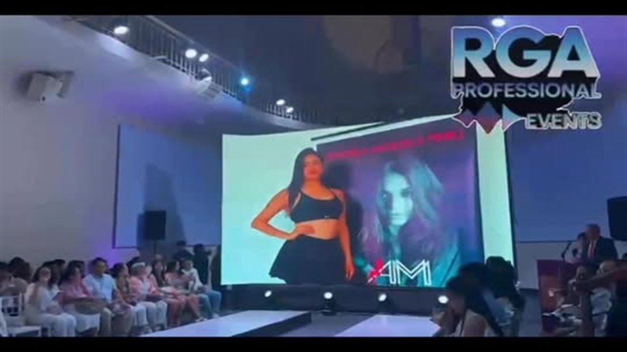 Pasarela con pantallas LED