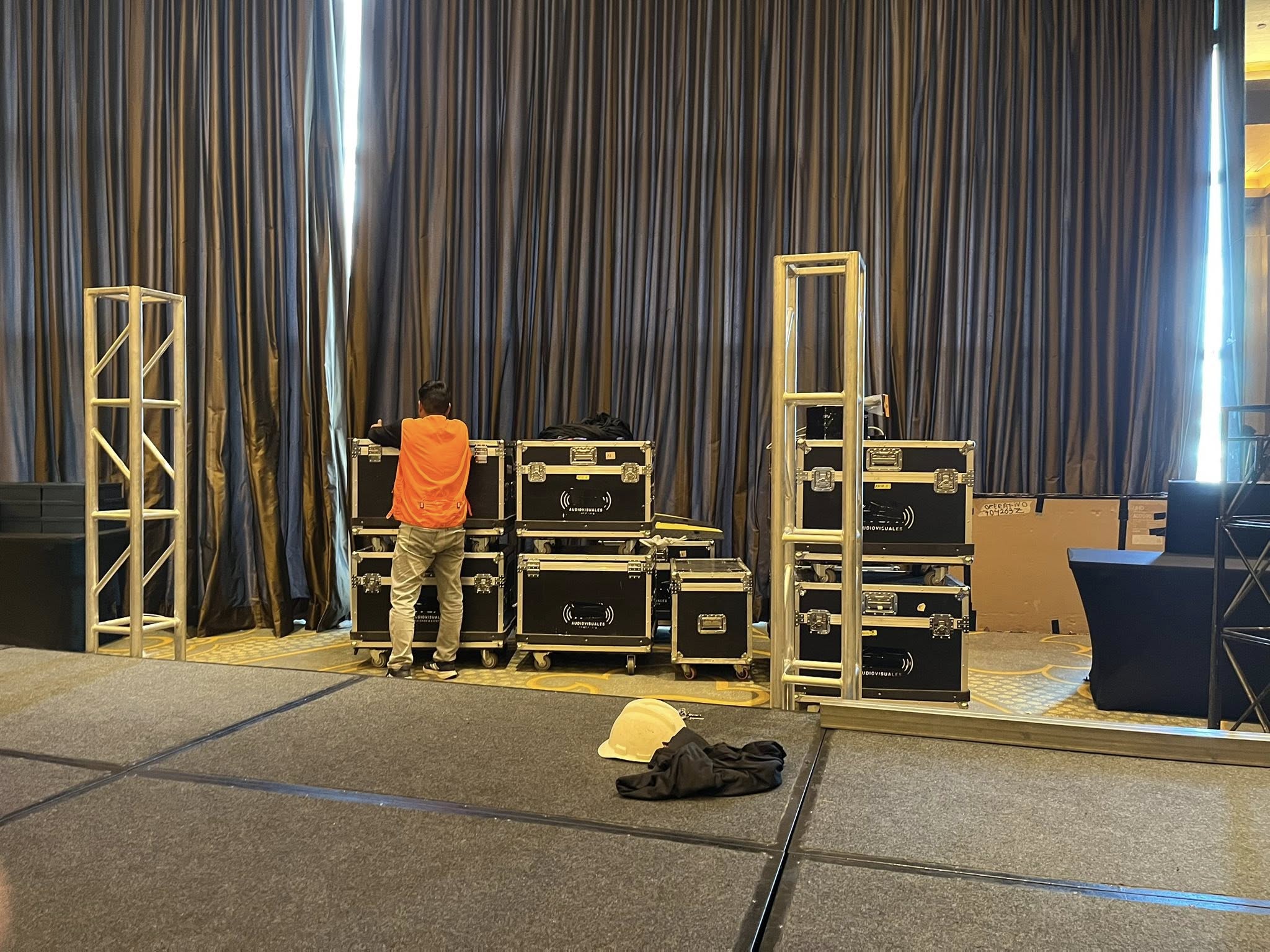 Equipos y escenario en montaje